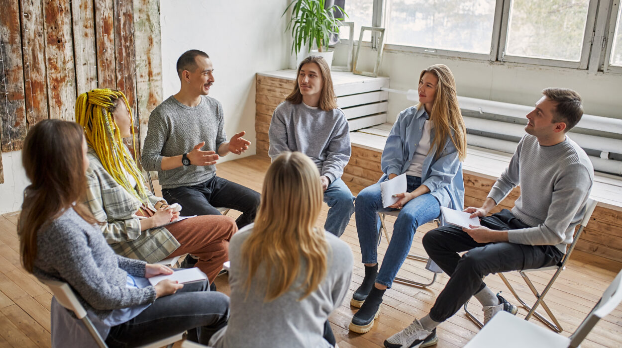 Grupo conversando sobre la prohibición de cigarrillos electrónicos y similares con o sin nicotina en Panamá