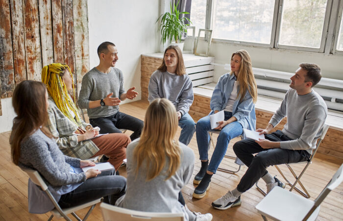 Grupo conversando sobre la prohibición de cigarrillos electrónicos y similares con o sin nicotina en Panamá